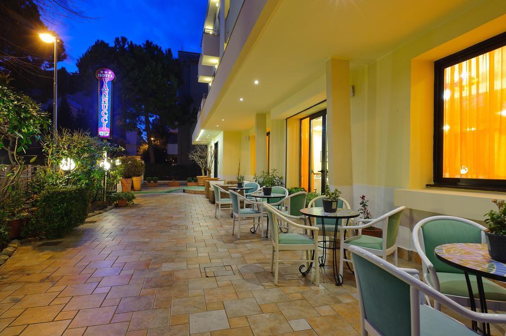 Hotel Vannucci Rímini Exterior foto